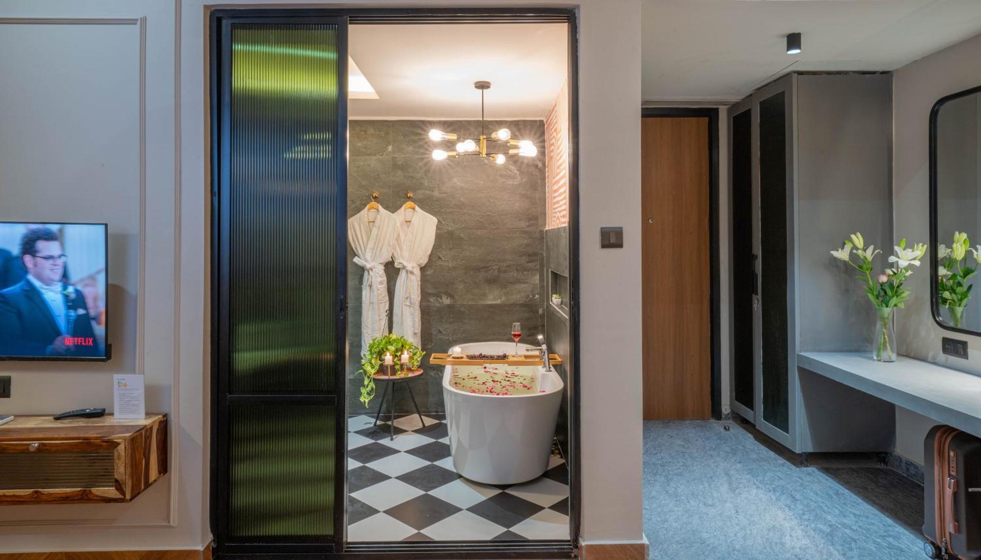 Boutique Hotel By One Tree 구르가온 외부 사진